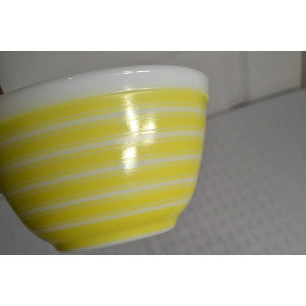 Vintage Pyrex Yellow Stripes Mixing Bowl #401,  1  & 1/2 Pint  GREAT CONDITION